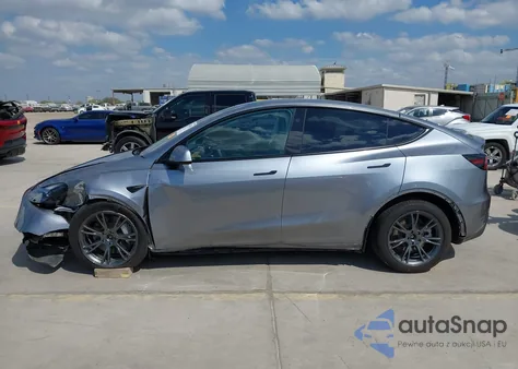 2024 Tesla Model Y Long Range Dual Motor All-Wheel Drive z USA, uszkodzony, nr VIN 7SAYGDEE7RA320490
